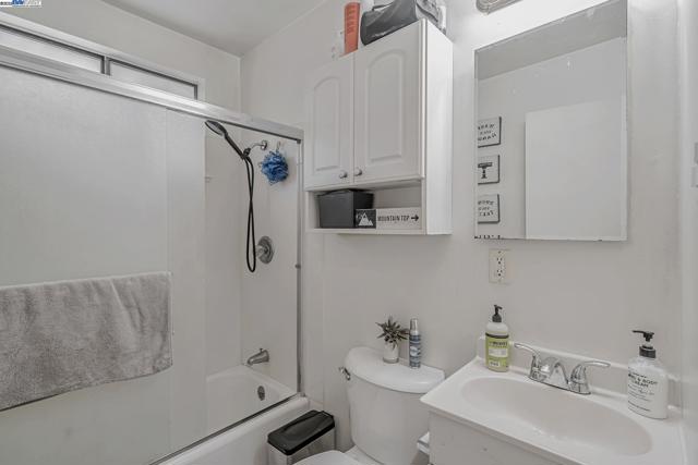 4655 Augustine St, Pleasanton CA: https://media.crmls.org/mediaz/f066222f-7c17-4db0-a6a2-8744d379e9be.jpg