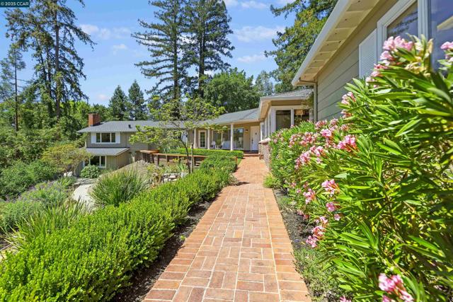 1087 Rahara Dr, Lafayette CA: https://media.crmls.org/mediaz/f066da26-944b-45fb-8a22-891095584a68.jpg