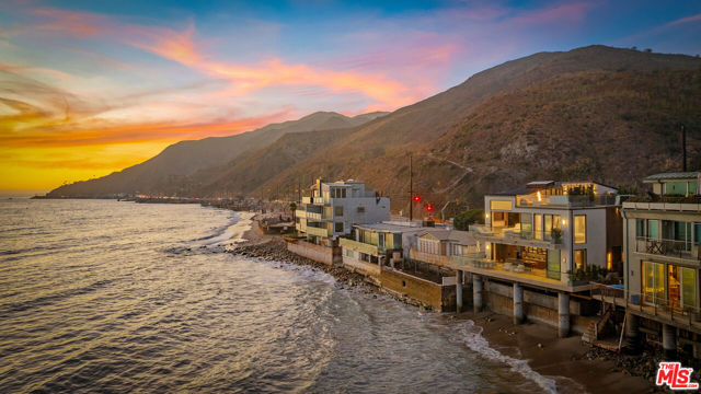 18954 Pacific Coast Highway, Malibu CA: https://media.crmls.org/mediaz/f067ad0e-4b21-4c33-aeea-e27d9e89ea5e.jpg