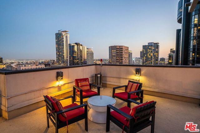 655 S Hope Street, Los Angeles CA: https://media.crmls.org/mediaz/f06a7ede-917c-464f-b083-f84b5392a341.jpg