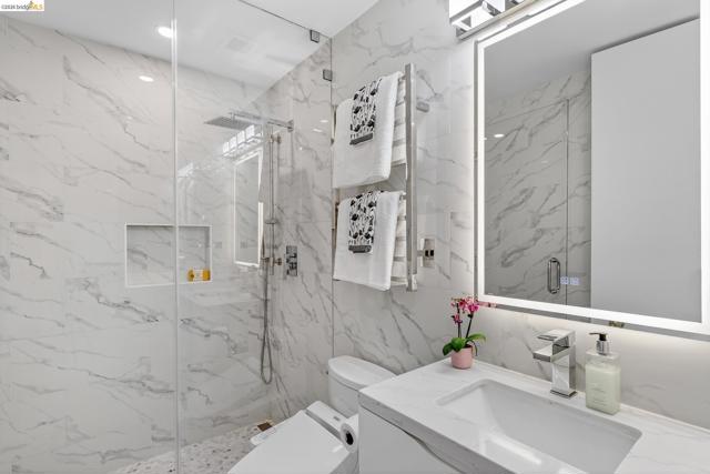 565 Bellevue Ave, Oakland CA: https://media.crmls.org/mediaz/f06bfa0f-4ae0-4431-8b07-5b43ca936abb.jpg