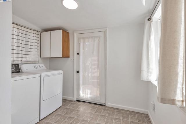 19975 JOHN DR, Castro Valley CA: https://media.crmls.org/mediaz/f06c5854-b17e-471e-898d-94b3d7851202.jpg