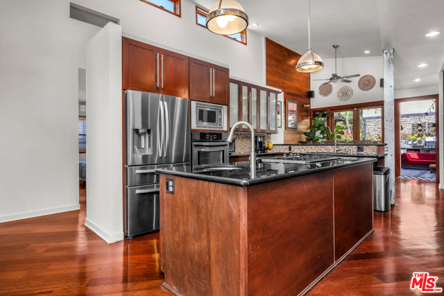 4450 Campbell Drive, Los Angeles CA: https://media.crmls.org/mediaz/f06d4156-bf80-481b-9956-0ec9c6c80ed1.jpg