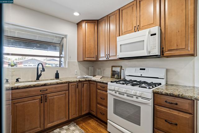 6944 Cedar Ln, Dublin CA: https://media.crmls.org/mediaz/f06e2c5a-6c96-423a-a3b4-d1073b3920c4.jpg