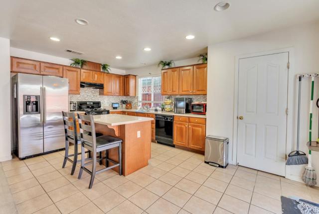 2385 N Mountainside Drive, Los Banos CA: https://media.crmls.org/mediaz/f06eae76-6c69-4b23-a20d-b7d13396443e.jpg