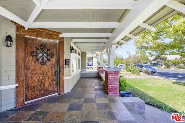 2230 W 30th Street, Los Angeles CA: https://media.crmls.org/mediaz/f0704939-713a-4974-b987-1d862b7a86b1.jpg