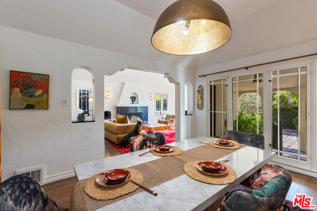 724 N Spaulding Avenue, Los Angeles CA: https://media.crmls.org/mediaz/f071df84-9edf-4f5f-80e4-938a9ba0de00.jpg