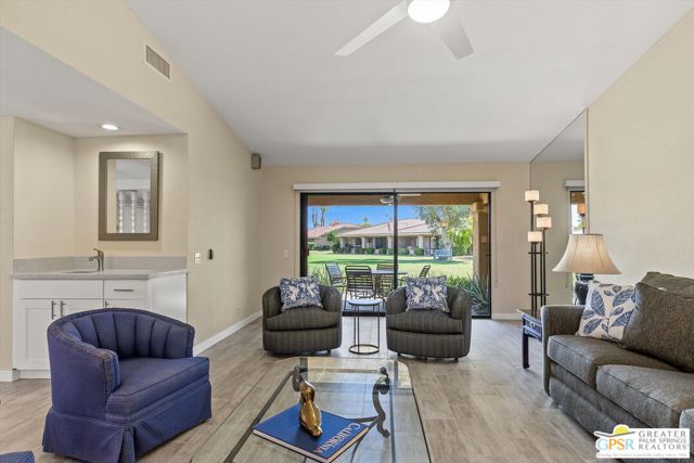 34 Camino Arroyo Place, Palm Desert CA: https://media.crmls.org/mediaz/f0724490-61dc-4426-9fa7-c59fe635f50f.jpg