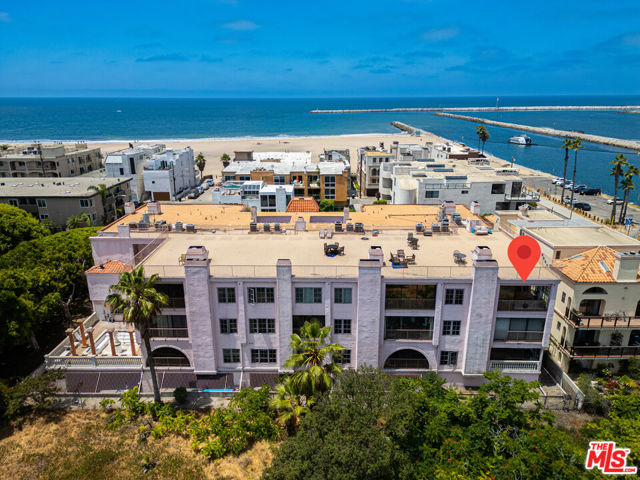 6220 Pacific Avenue, Playa del Rey CA: https://media.crmls.org/mediaz/f072d00d-6a94-431b-8ca6-92d88b156dd4.jpg