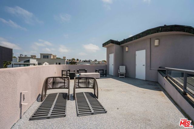 4611 Roma Court, Marina del Rey CA: https://media.crmls.org/mediaz/f072ff1a-e756-4b09-aa67-7a742a287104.jpg
