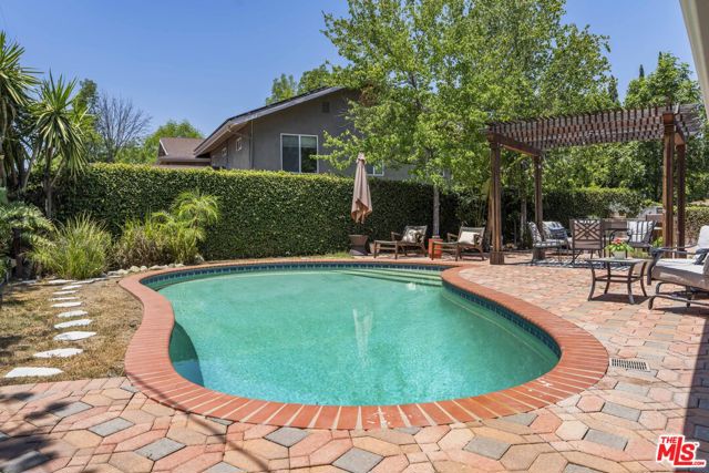 4701 Dunman Avenue, Woodland Hills CA: https://media.crmls.org/mediaz/f07379dd-83b9-4ca2-aace-f3ba452a71cc.jpg