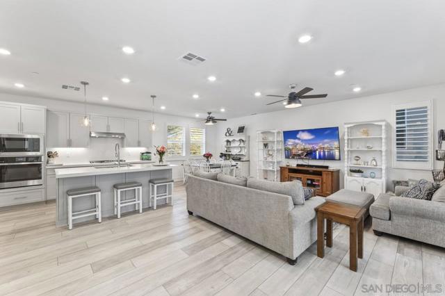 15447 Van Lodensteyn Way, San Diego CA: https://media.crmls.org/mediaz/f0747d76-e61e-4902-adab-6118a6f6ae93.jpg