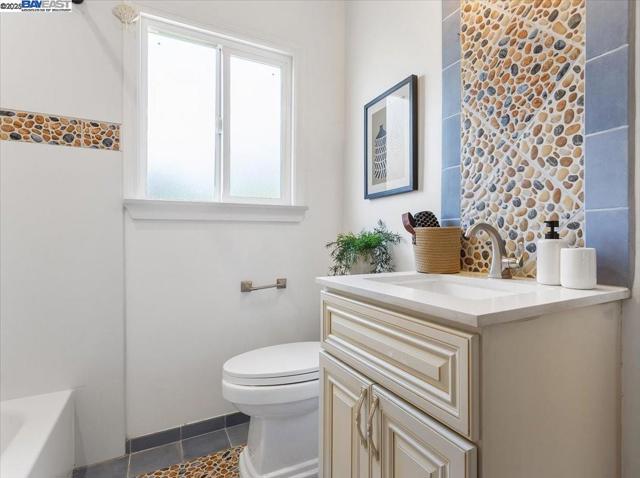 357 Melven Ct, San Leandro CA: https://media.crmls.org/mediaz/f074c2cd-65e2-48f0-8159-09c0c716b764.jpg
