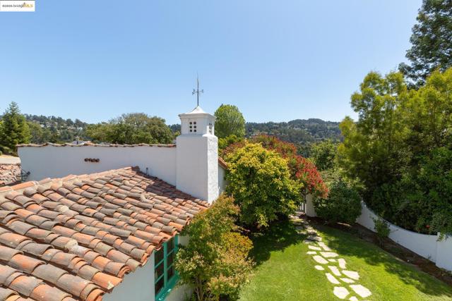 6801 Estates Dr, Oakland CA: https://media.crmls.org/mediaz/f0751ff1-d2de-4ec2-9daa-9980ac7d717c.jpg