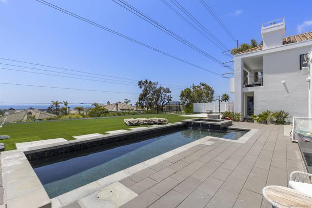 3325 Caminito Daniella, Del Mar CA: https://media.crmls.org/mediaz/f07545bb-770e-4622-9ee9-e4aa50f59af7.jpg