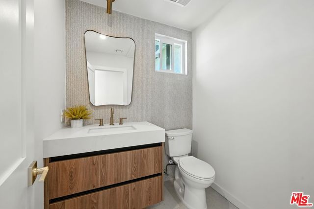 15727 Hartsook Street, Encino CA: https://media.crmls.org/mediaz/f0756b1a-2cd1-488f-ae3e-a3d28b739e3f.jpg
