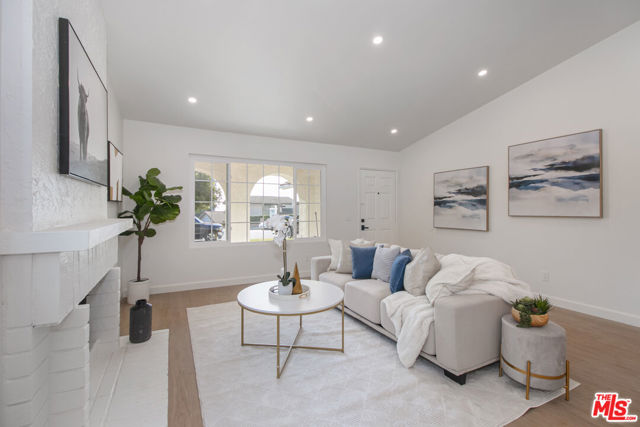 2593 Sunnydale Drive, Duarte CA: https://media.crmls.org/mediaz/f0786166-d276-43f4-a1a9-350eef98966c.jpg