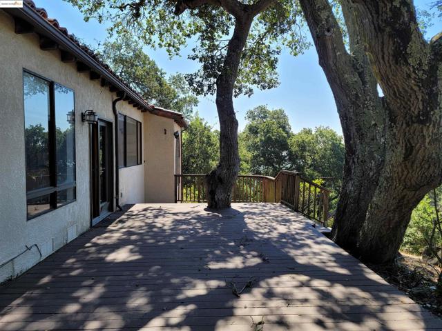 40 Hilldale Ct, Orinda CA: https://media.crmls.org/mediaz/f0789961-136b-4800-8670-b84c9070c47d.jpg
