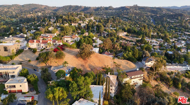 5015 Calatrana Drive, Woodland Hills CA: https://media.crmls.org/mediaz/f0792168-89f0-4f7b-957e-e23737de826e.jpg