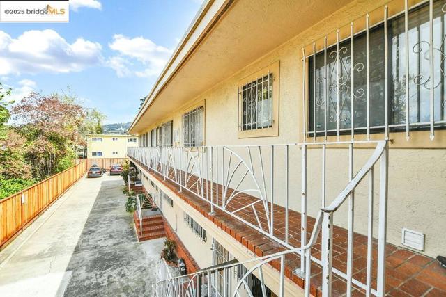 3300 Brookdale Ave, Oakland CA: https://media.crmls.org/mediaz/f0794d5e-386f-4843-88d4-ac53c2b97c7b.jpg