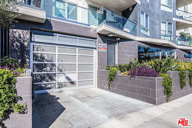 105 S Mariposa Avenue, Los Angeles CA: https://media.crmls.org/mediaz/f0795ced-b9d6-415e-95af-6cf18a681038.jpg