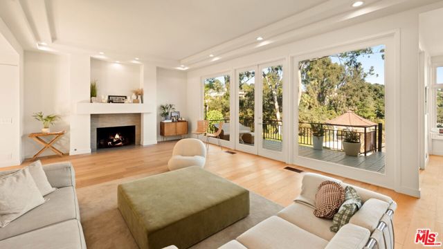 282 Bentley Circle, Los Angeles CA: https://media.crmls.org/mediaz/f079ebe8-9fdc-40ad-9a61-dd7b0af0bed2.jpg