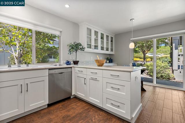 2155 Cactus Ct, Walnut Creek CA: https://media.crmls.org/mediaz/f07a73fd-5445-4bc7-9db1-b26d5936ae3a.jpg