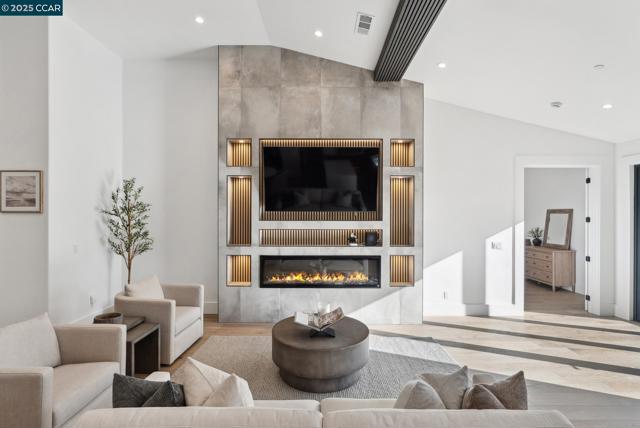 17 Julianne Ct, Walnut Creek CA: https://media.crmls.org/mediaz/f07d5545-0f4d-4c3c-be41-9194f4cb6dd6.jpg