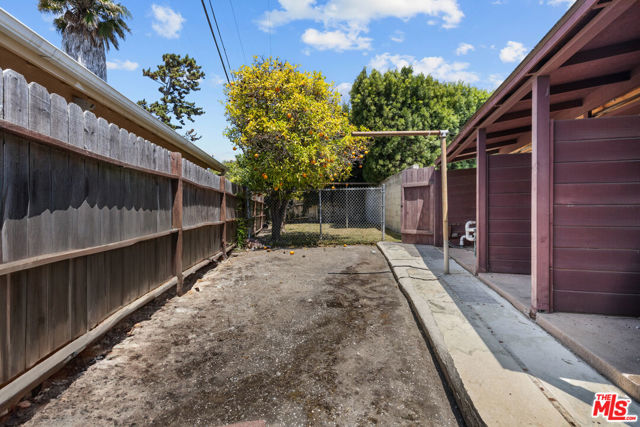 5317 Angeles Vista Boulevard, View Park CA: https://media.crmls.org/mediaz/f07d690f-6a5b-453d-acdb-a5e7b1f8d620.jpg