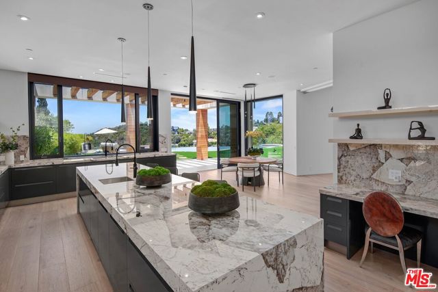 455 Castle Place, Beverly Hills CA: https://media.crmls.org/mediaz/f07da3c5-5341-4e10-ba71-189e48267070.jpg