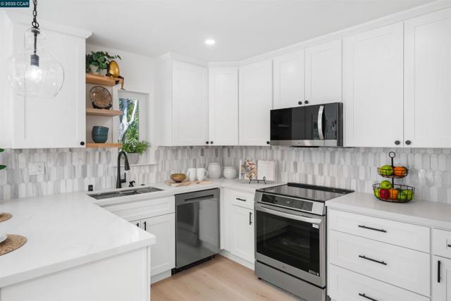 2933 Ptarmigan Dr, Walnut Creek CA: https://media.crmls.org/mediaz/f07dddc3-50f6-41ce-9674-d7acc5571a4d.jpg