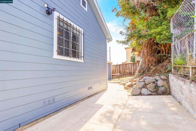 2020 17Th Ave, Oakland CA: https://media.crmls.org/mediaz/f07de977-e4df-4bd2-ba3b-1db16f8cb5d7.jpg