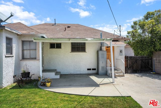 2725 Midvale Avenue, Los Angeles CA: https://media.crmls.org/mediaz/f07eebda-d0e4-48e6-9c0f-94b94c924800.jpg