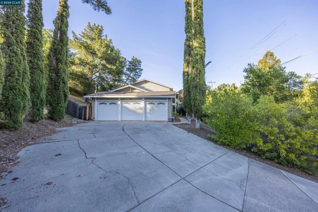 320 Miranda Ln, Alamo CA: https://media.crmls.org/mediaz/f0825bcf-69ce-44ef-a0fa-09992025a047.jpg
