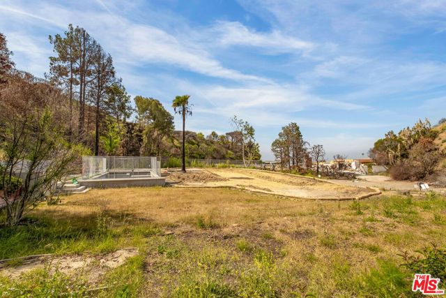 1228 Las Lomas Place, Pacific Palisades CA: https://media.crmls.org/mediaz/f0842b01-8fb0-449a-bb41-546c8ec55fcd.jpg