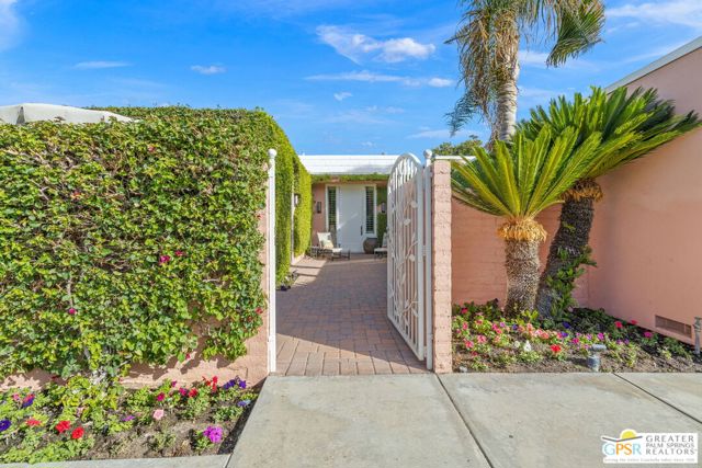 46920 Amir Drive, Palm Desert CA: https://media.crmls.org/mediaz/f084ce95-5cbc-49bb-8dd5-a2cf1788fe2d.jpg