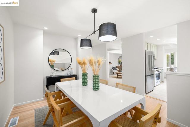 6566 Chelton Dr, Oakland CA: https://media.crmls.org/mediaz/f085ab92-042b-4474-8255-d5f92fd9a91e.jpg