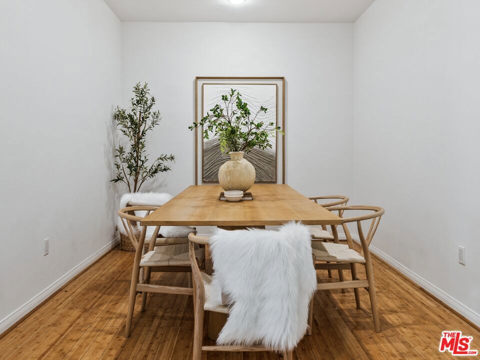 https://media.crmls.org/mediaz/f085d25b-7f23-4114-8ea8-2c047d18c121.jpg?preset=X-Large
