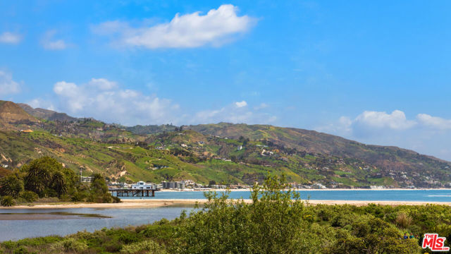 23349 Malibu Colony Road, Malibu CA: https://media.crmls.org/mediaz/f086c921-f5da-4009-b5c0-5ef2903a3f40.jpg