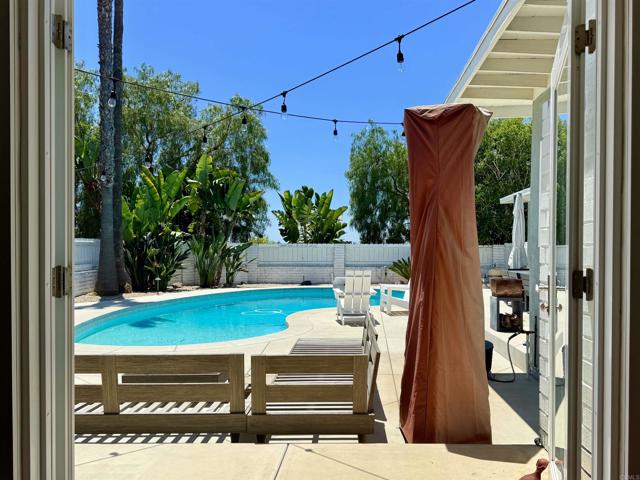 1461 Sunrise Drive, Vista CA: https://media.crmls.org/mediaz/f0881688-f297-479b-892f-7c83bb0655f6.jpg