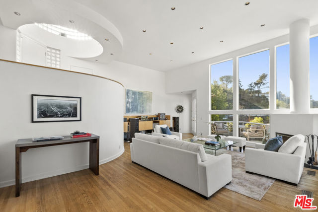 3670 Avenida Del Sol, Studio City CA: https://media.crmls.org/mediaz/f0888311-06de-4547-bfaa-d3f4f6b41bb7.jpg