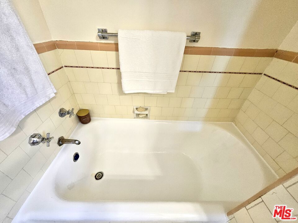 https://media.crmls.org/mediaz/f089208c-970c-4d92-a3de-dad06bfeb497.jpg?preset=X-Large