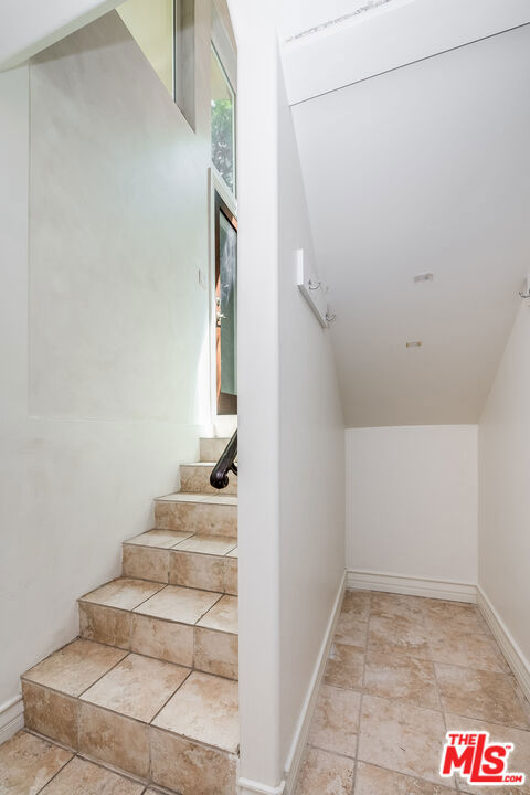 4125 W Hood Avenue, Burbank CA: https://media.crmls.org/mediaz/f08aed55-9126-430b-9088-7c26190cc12e.jpg