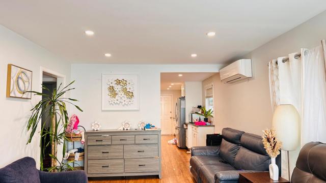 1439 38th Avenue, Oakland CA: https://media.crmls.org/mediaz/f08b4817-d279-4f24-9e55-b486905e99f6.jpg