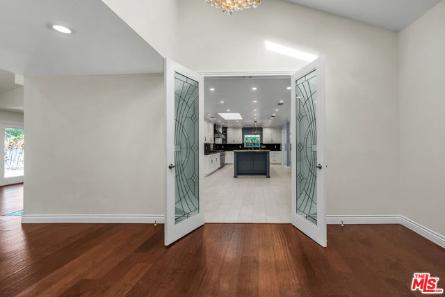 4311 Coquette Place, Tarzana CA: https://media.crmls.org/mediaz/f08b50d6-4076-4dcb-8b84-486345ddca93.jpg