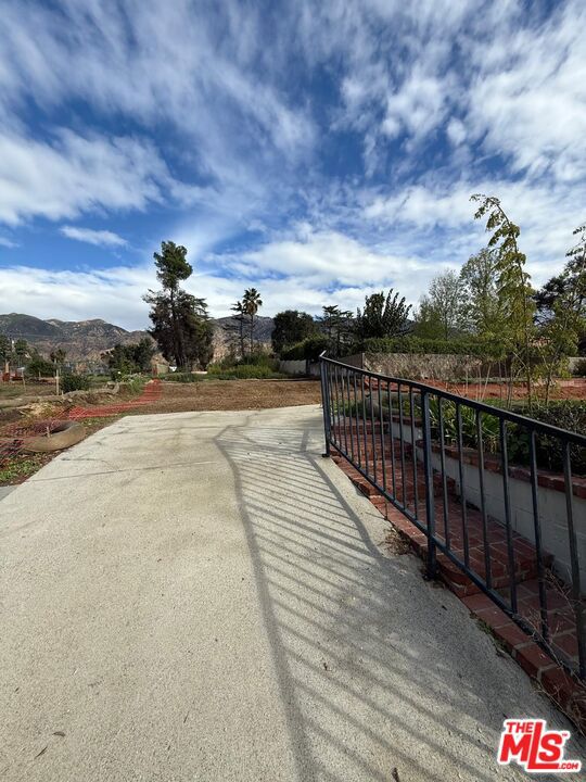 275 E Pentagon Street, Altadena CA: https://media.crmls.org/mediaz/f08bdb88-6921-4380-9483-232db34cd987.jpg