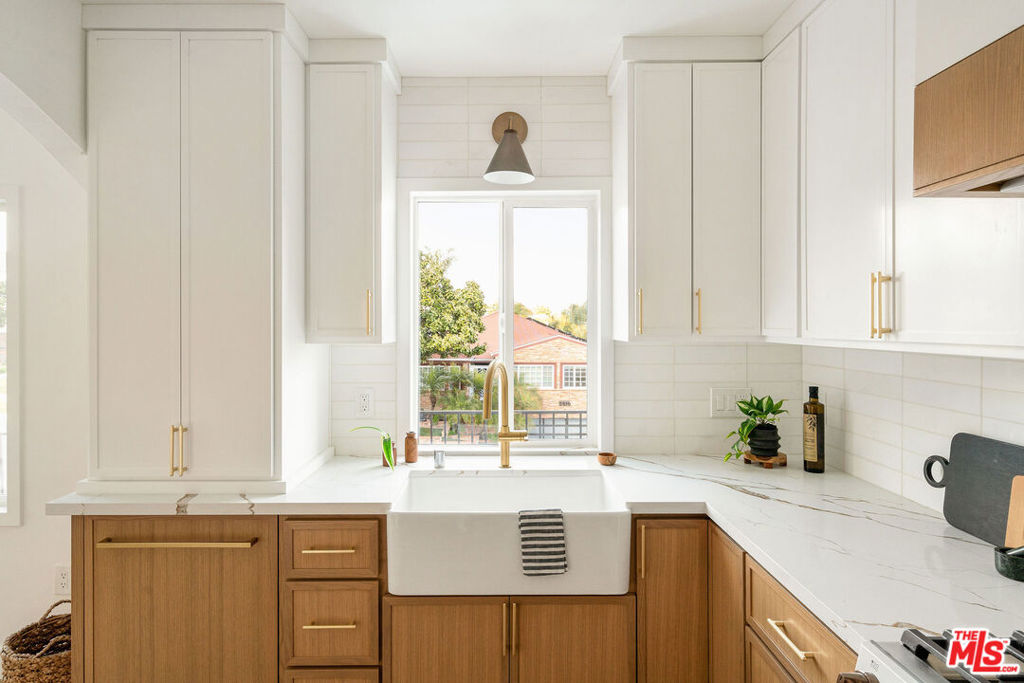 https://media.crmls.org/mediaz/f08dc5db-0f0c-41a9-bc0d-8264bc0cb2d1.jpg?preset=X-Large