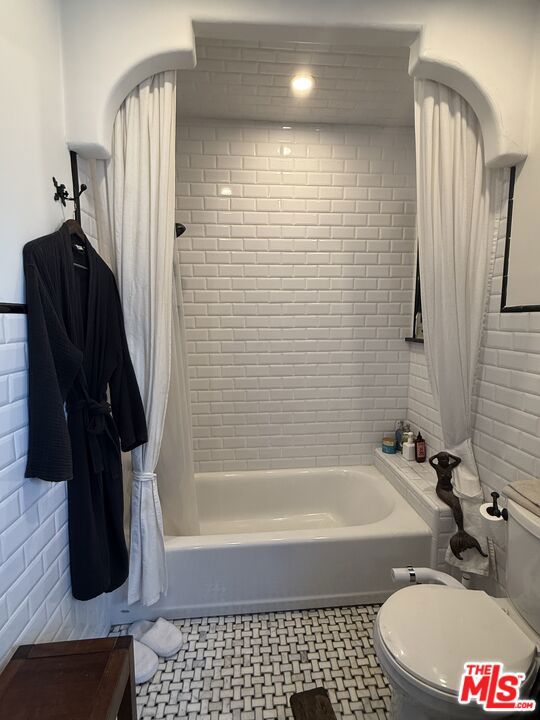 2080 1/2 Vine Street, Los Angeles CA: https://media.crmls.org/mediaz/f08e56a8-16da-4203-98f0-d41a3a6f81eb.jpg