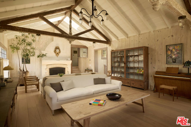 239 W Channel Road, Santa Monica CA: https://media.crmls.org/mediaz/f08e923c-d17d-4b6a-a78e-105ad6695f8b.jpg