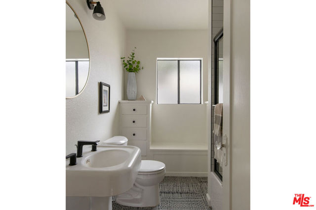 5361 Oakland Street, Los Angeles CA: https://media.crmls.org/mediaz/f08f07cc-8119-44b5-8357-8f177bda1aa3.jpg